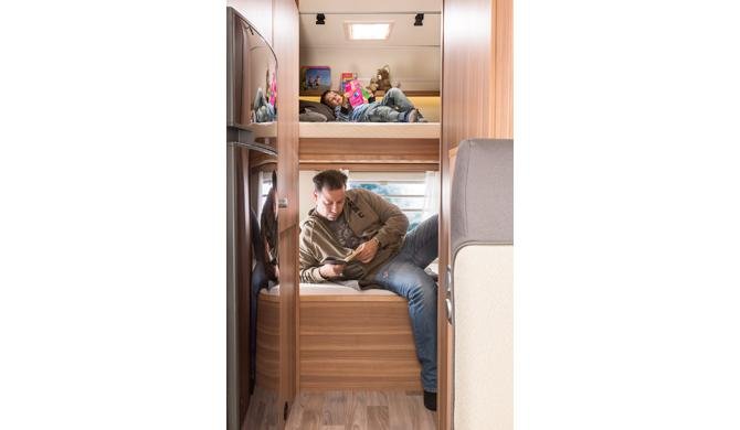 Het luxe interieur van de Apollo Family Voyager camper