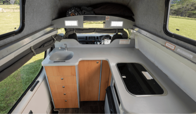 De keuken in de Highball camper van Mighty
