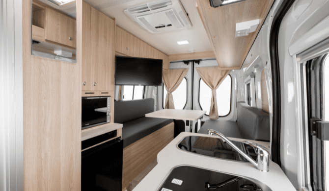 Zithoek in de Trailblazer camper van Britz