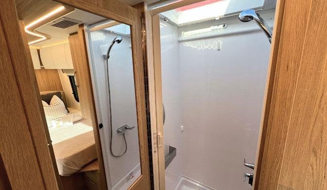 De badkamer in de Fraserway B+ Premium Camper