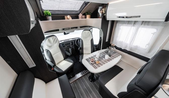 De dinette in de Just Go Voyager camper
