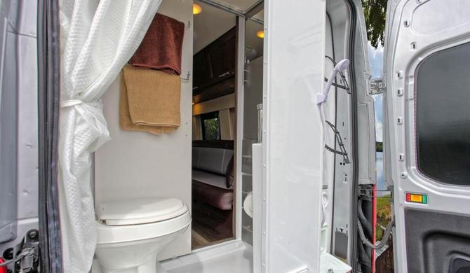 De compacte badkamer in de Four Seasons Van Conversion camper