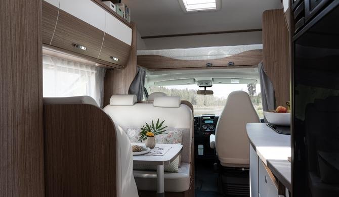 Het luxe interieur van de Rent Easy Family Extra camper