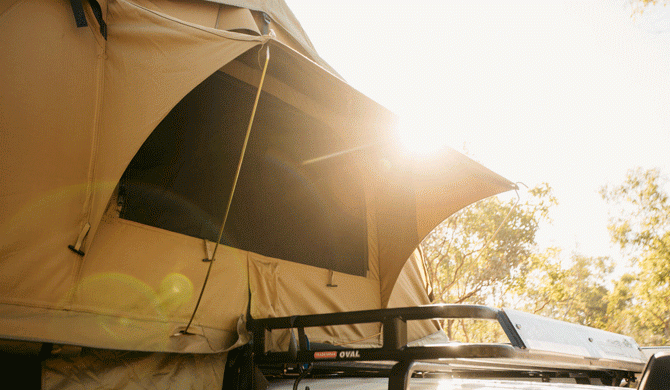 Het interieur van de Britz Safari Auto camper