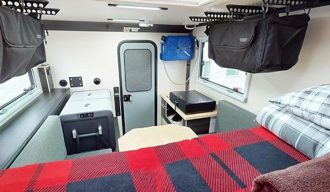 Het interieur van de Fraserway Truck Camper Scout