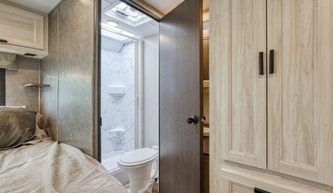 De compacte keuken in de Mighty M22 camper