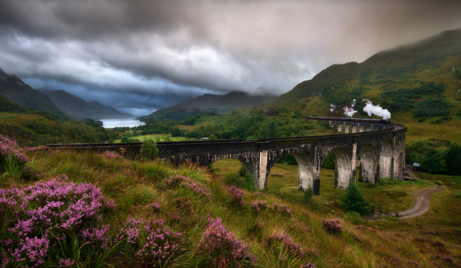 Bezoek de bekende brug uit de films van Harry Potter bij Glenfinnan in Schotland tijdens een camperrondreis.