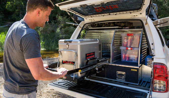 De dinette achterin de Britz Safari Auto Camper
