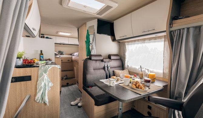 Het interieur van de McRent EcoLine 4 camper