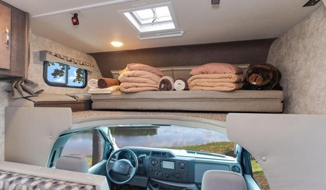 Bed in de cabover van de Four Seasons C-Medium camper