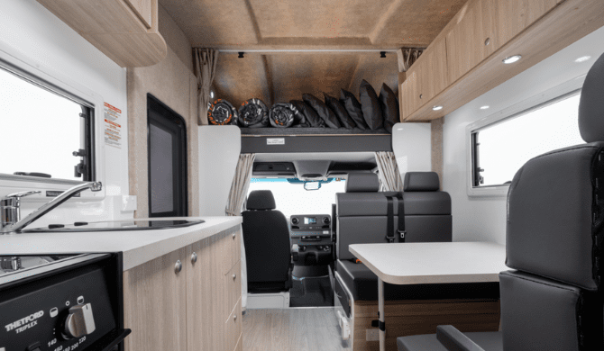 Het interieur van de Apollo Euro Camper. 