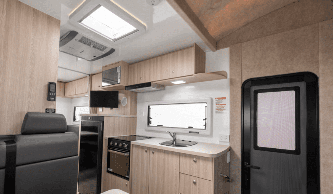 De keuken van de Apollo Euro Camper. 
