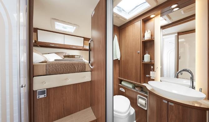 De luxe badkamer in de Rent Easy Premium Extra camper