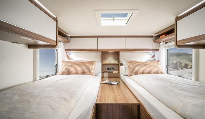 Het bed achterin de Rent Easy Exclusive Classic camper