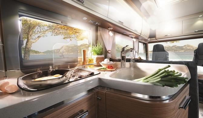 De luxe keuken in de Rent Easy Premium First camper