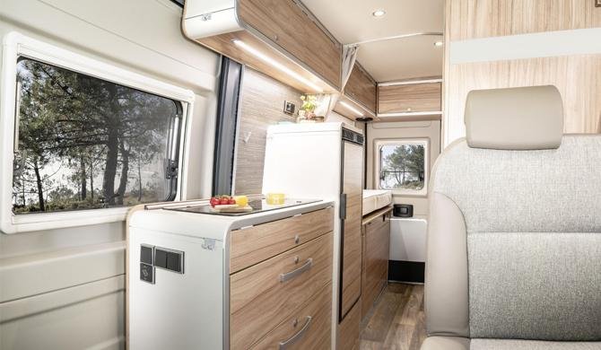 Het luxe interieur van de Rent Easy City First camper