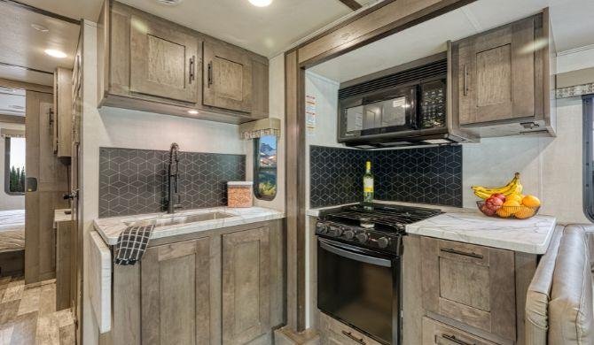 Het interieur van de Mighty A-Class Family Sleeper