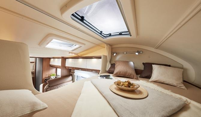 Het bed boven de bestuurderscabine in de Rent Easy Premium Extra camper