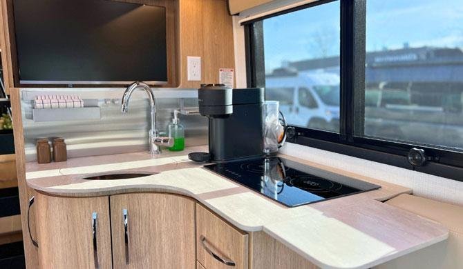 De keuken in de Fraserway B+ Premium camper