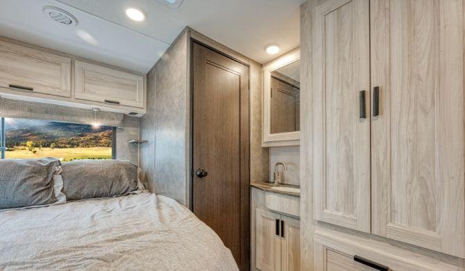 De compacte keuken in de Mighty M22 camper