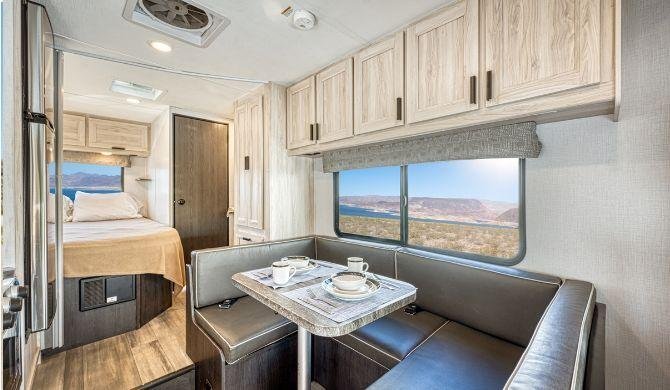 Het interieur van de El Monte C25 camper