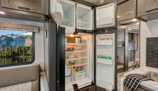 Het interieur van de Mighty A-Class Family Sleeper