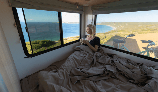 Het bed achterin de Double Up camper van Mighty