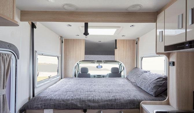 Het bed in de Lets Go 2 Berth Voyager Deluxe camper