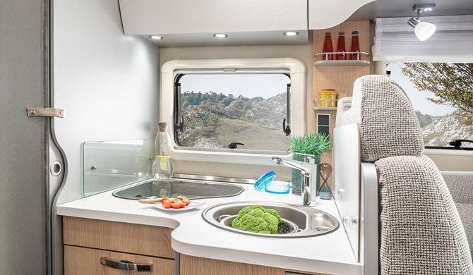 De compacte keuken in de Rent Easy Exclusive Extra camper