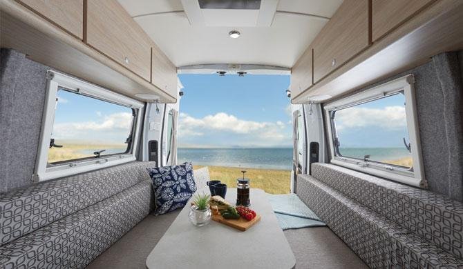 De dinette in de Lets Go 2+1 Berth Escape camper