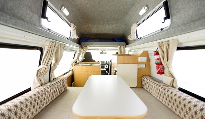 De dinette achterin de Apollo Hitop camper