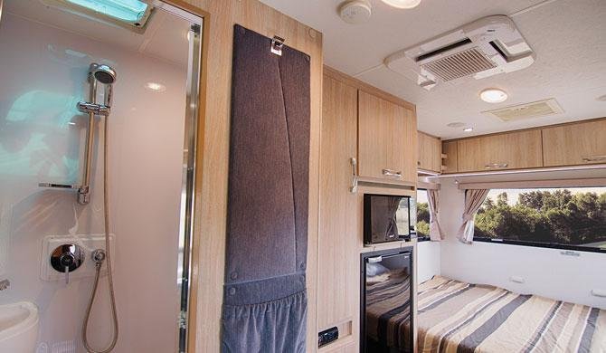 De badkamer in de Lets Go 3 Berth Cruiser camper