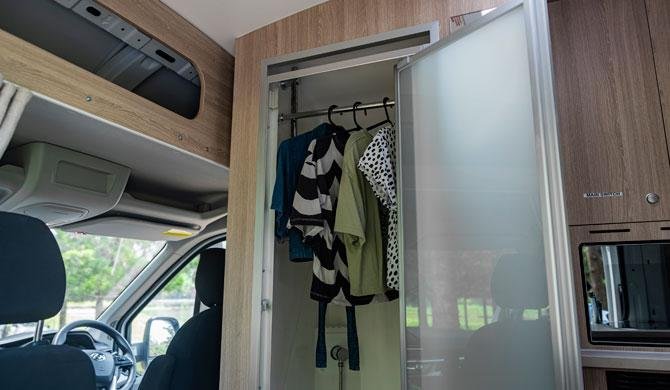 Het interieur van de Apollo Hitop camper