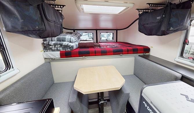 Het interieur van de Fraserway Truck Camper Scout