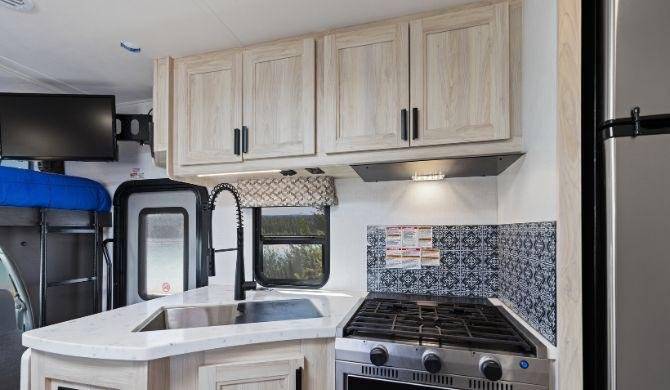 De compacte keuken in de CanaDream MHB camper