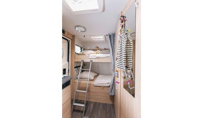 Stapelbed achterin de Family camper van Camperword 