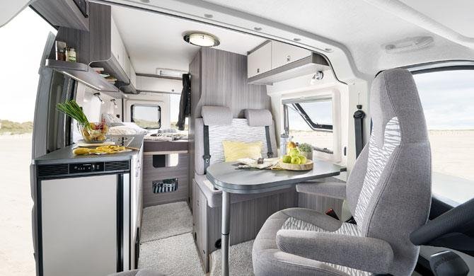 Het interieur van de Touring Cars Van camper