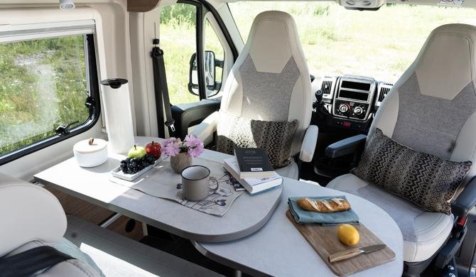 De dinette in de Rent Easy City Extra camper