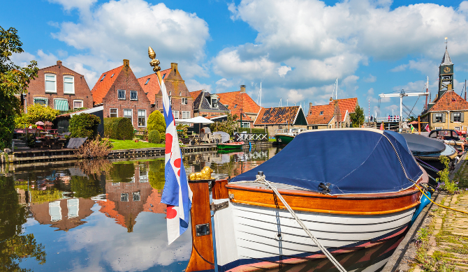 Bezoek Hindeloopen tijden een camperreis door Friesland