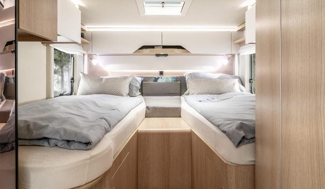 Het bed achterin de Rent Easy Exclusive Extra camper