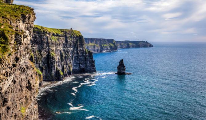 Geniet van het prachtige uitzicht bij de Cliffs of Moher. 