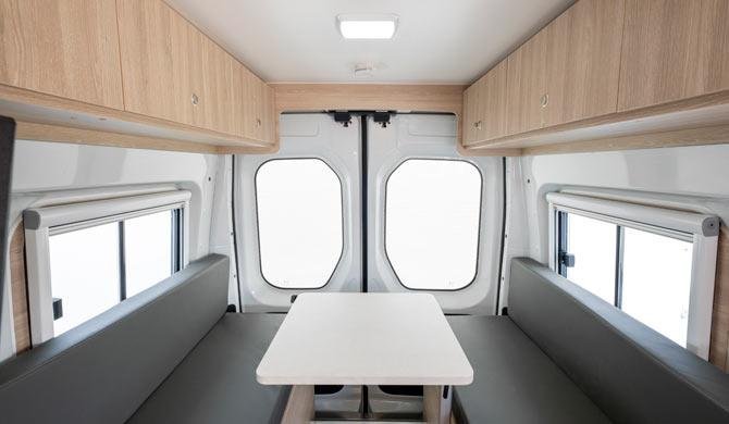 De dinette in de Apollo Euro Mini camper