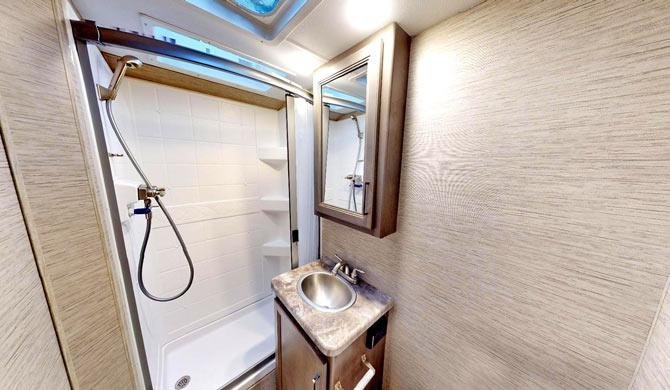 De badkamer in de Fraserway Run Of Fleet camper