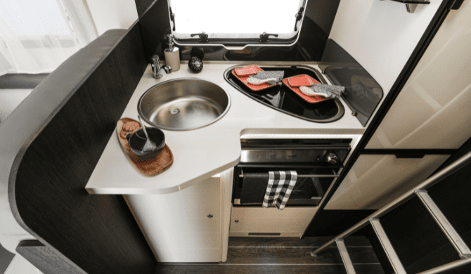 De keuken in de Just Go Wanderer camper