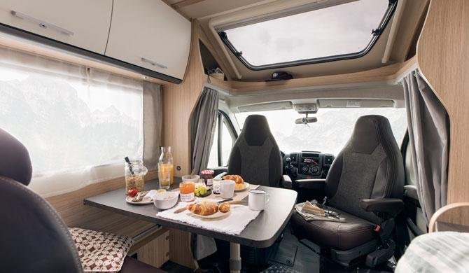 De dinette in de McRent EcoLine 4 camper