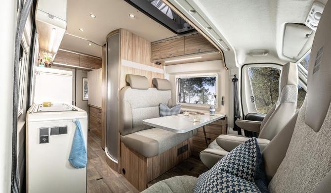 Het luxe interieur van de Rent Easy City First camper