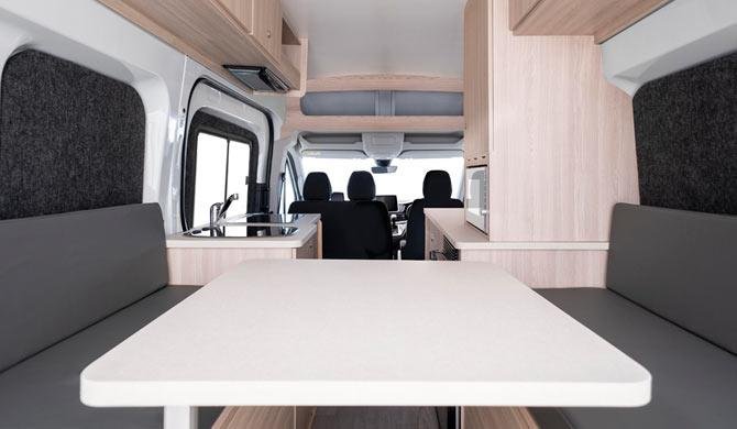 Het interieur van de Apollo Hitop Ultra camper