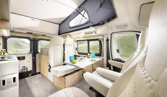 Het luxe interieur van de Rent Easy City Classic camper