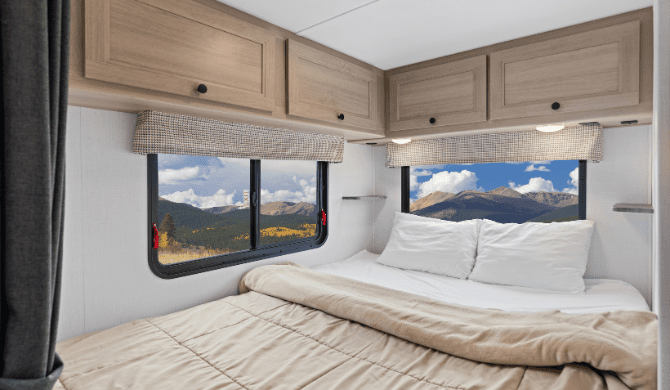Road-bear-svc-slide-dinette