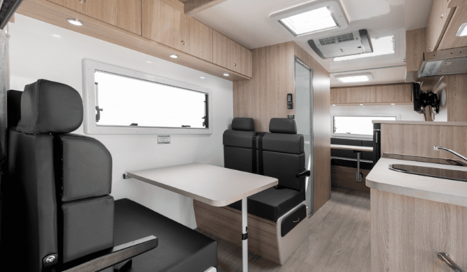 Het interieur van de Apollo Euro Camper. 